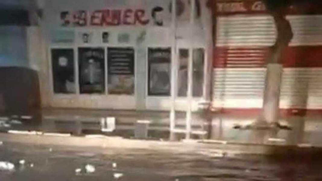 Şiddetli Sağanak Hatay’ı Vurdu: Sokaklar Suya Gömüldü! 4